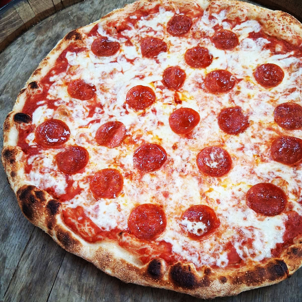  16" pepperoni pizza features a perfectly balanced blend of tomato sauce, creamy mozzarella, and premium pepperoni. 
